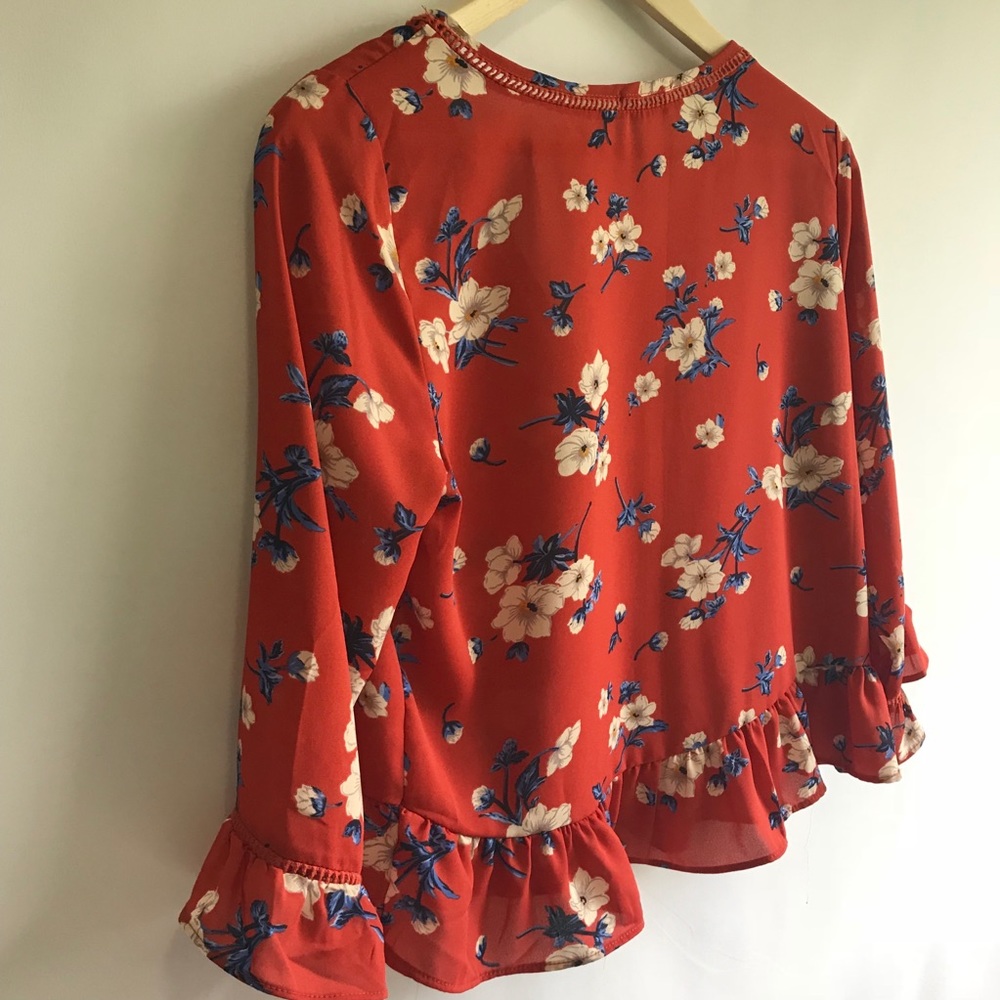 🌺Embroidered Blouse - Picture 4 of 5